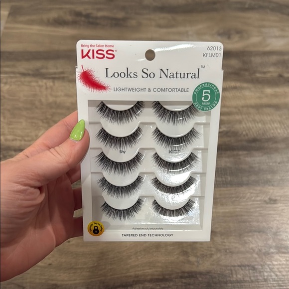 KISS Looks So Natural False Eyelashes - Picture 1 of 2